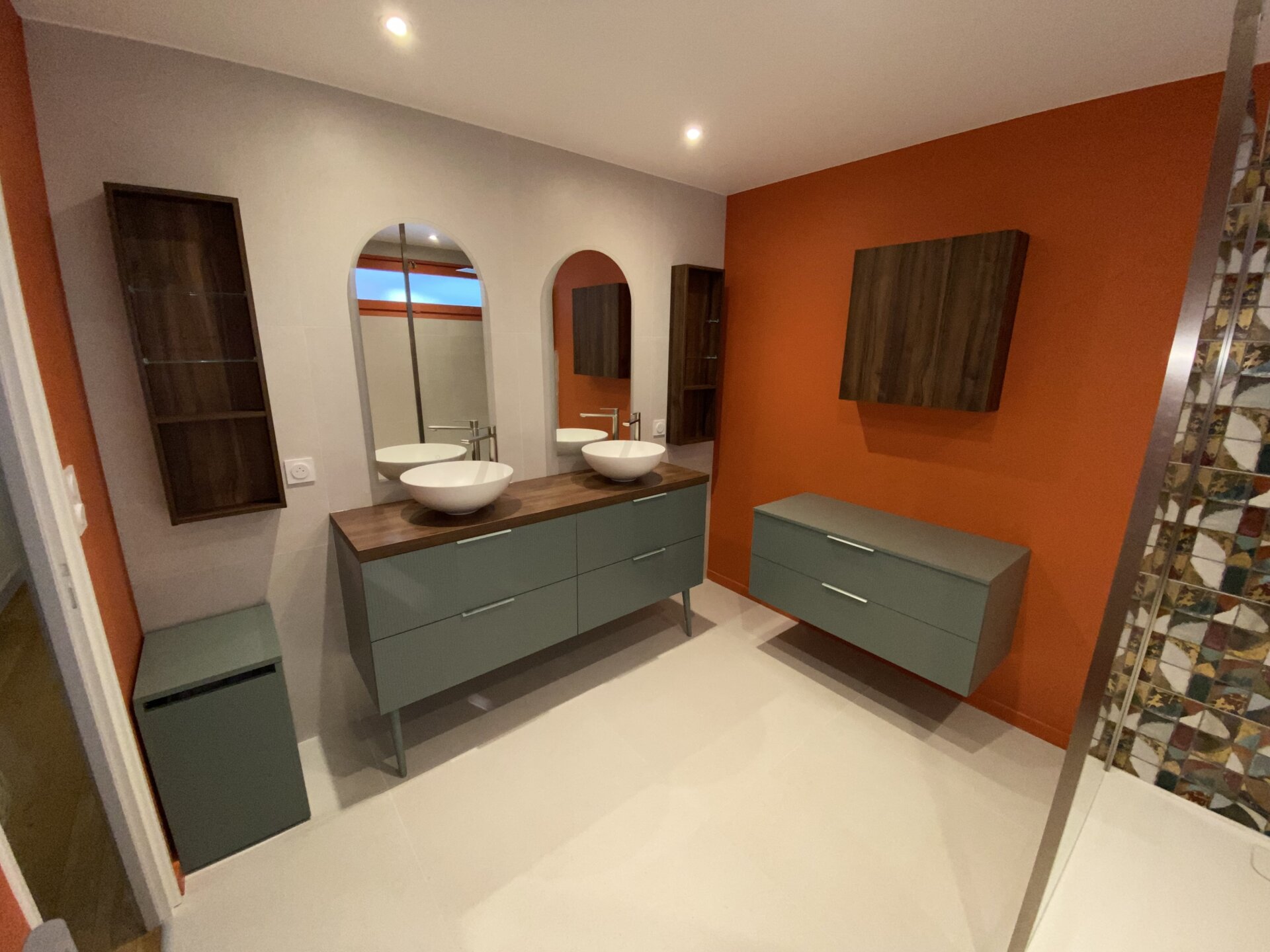 Rénovation de salle de bain moderne par AKUA VOLT SERVICES