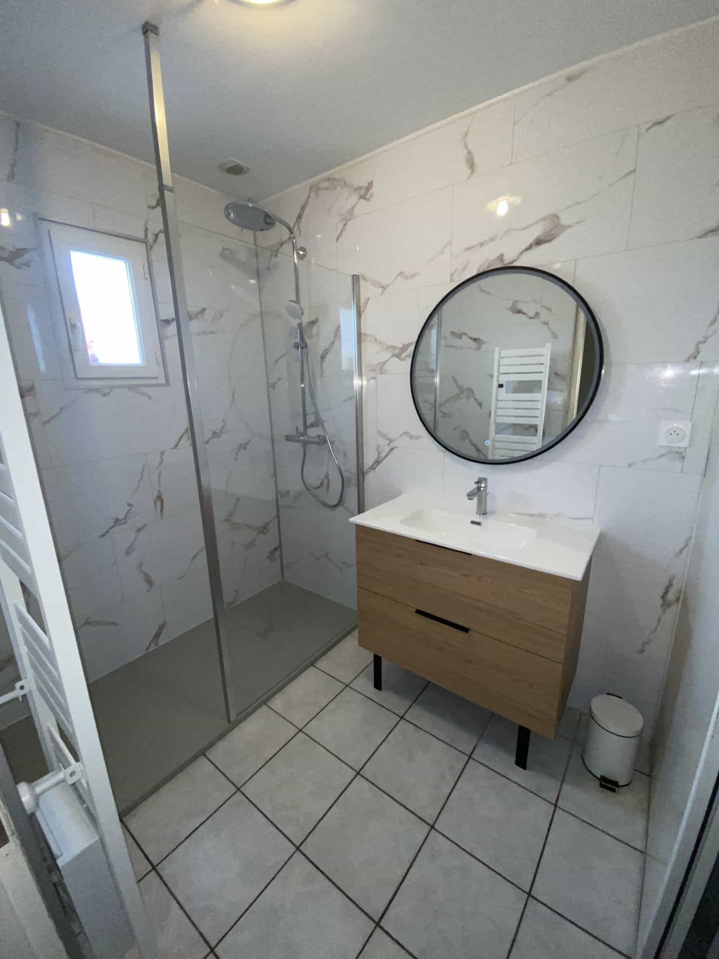 Rénovation de salle de bain moderne par AKUA VOLT SERVICES